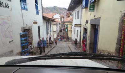 4x4 dans rue etroite cuzco